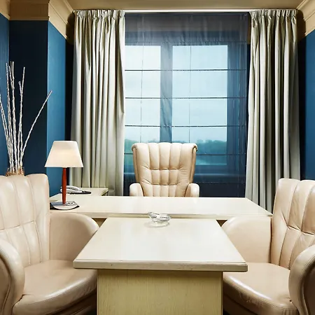 Ξενοδοχείο Victoria & Business Centre 4*