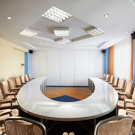 Victoria & Business Centre Hotel