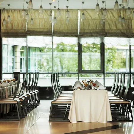 Victoria & Business Centre Hotel 4*