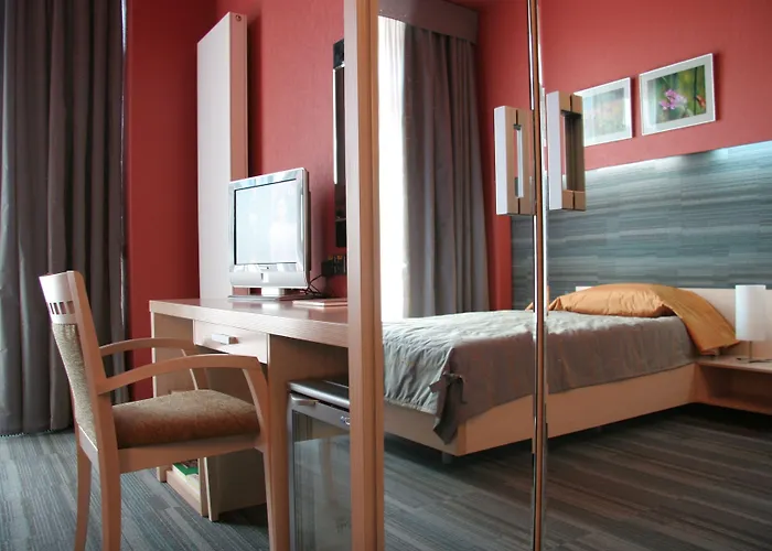 Victoria & Business Centre Hotel 4*